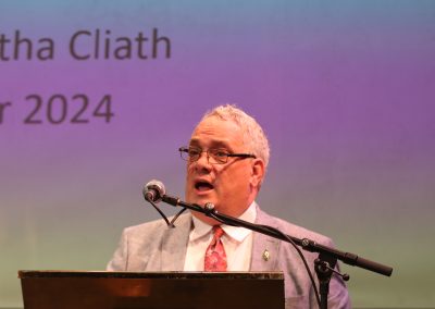 Pócaí fóin níos tábhachtaí ná Gaeilge sa Chóras Oideachais – Aengus Ó Snodaigh TD